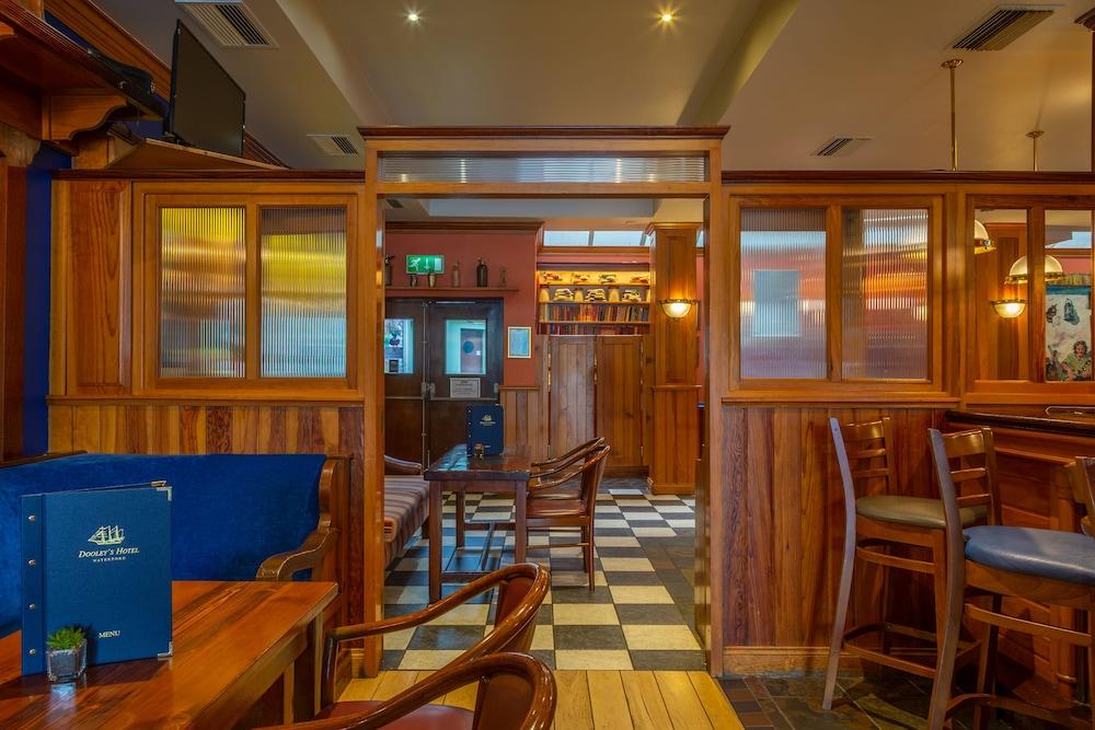 Dooley's Hotel 3*